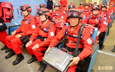 中華救援總隊昨日也派出15名隊員加入尼泊爾4合1救援總隊，抵達後加入人道關懷及救援行動。（記者姚介修攝）